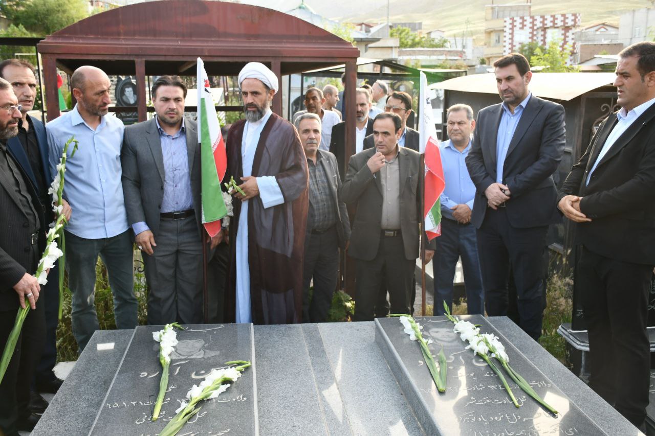 ادای احترام فرماندار شهرستان ماکو به مقام شامخ شهدای شهر مرزی بازرگان