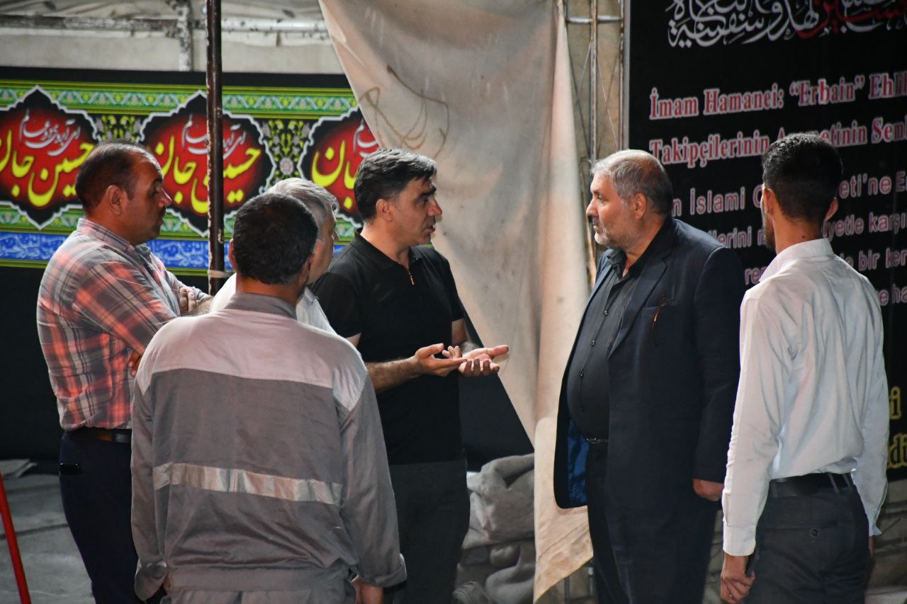 بازدید شبانه نادر کاظمی فرماندار شهرستان ماکو از موکب اربعین حسینی استقبال از زائرین خارجی اباعبدالله الحسین ( ع ) مستقر در گمرک بازرگان
