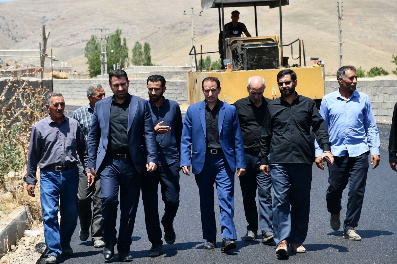 بازدید رامین موحدی فرماندار شهرستان ماکو از روند آسفالت ریزی معابر روستای تیکمه کرد از توابع بخش بازرگان توسط بنیاد مسکن