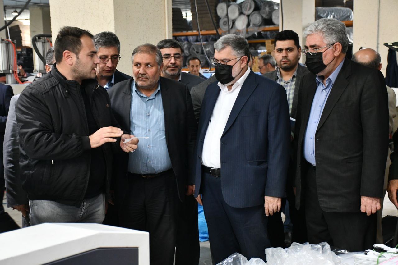 بازدید محمد صادق معتمدیان استاندار آذربایجان غربی از کارخانه ویستا آسان پوش ، تولید کننده کفش واقع در شهرک صنعتی شهرستان ماکو