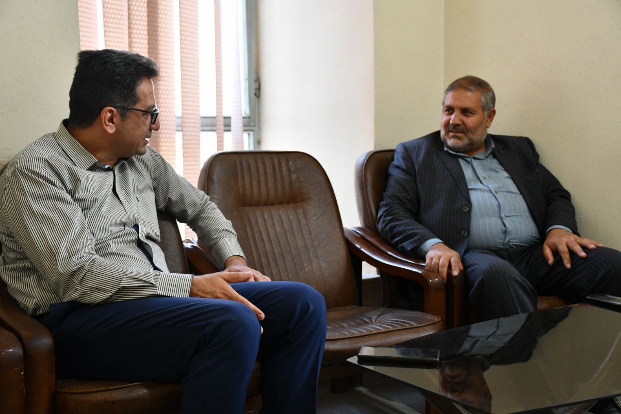 دیدار صمیمی نادر کاظمی فرماندار شهرستان ماکو با رئیس و کارکنان اداره ثبت اسناد و املاک شهرستان ماکو جهت بررسی مسائل و مشکلات کارکنان