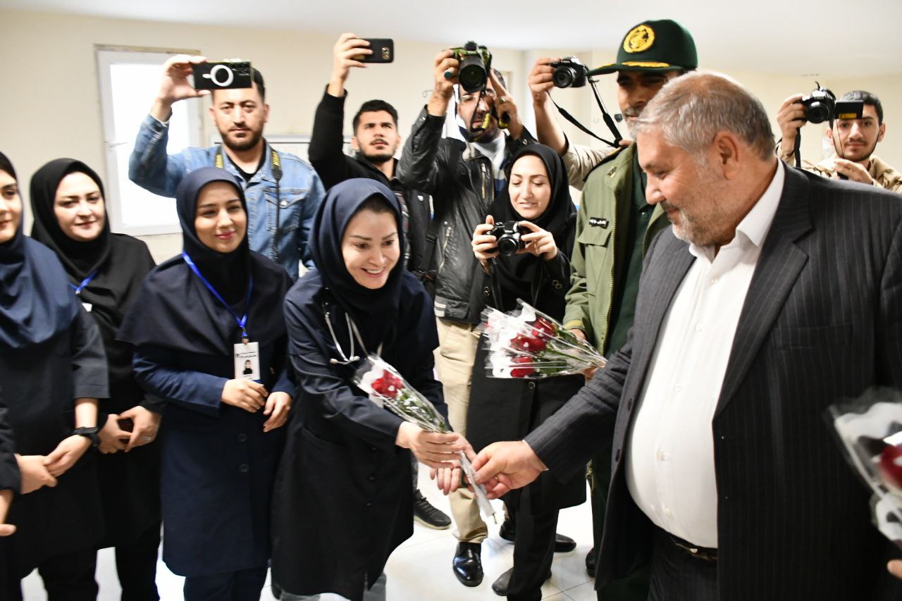 اهدای شاخه گل به پرستاران بیمارستان فجر ماکو