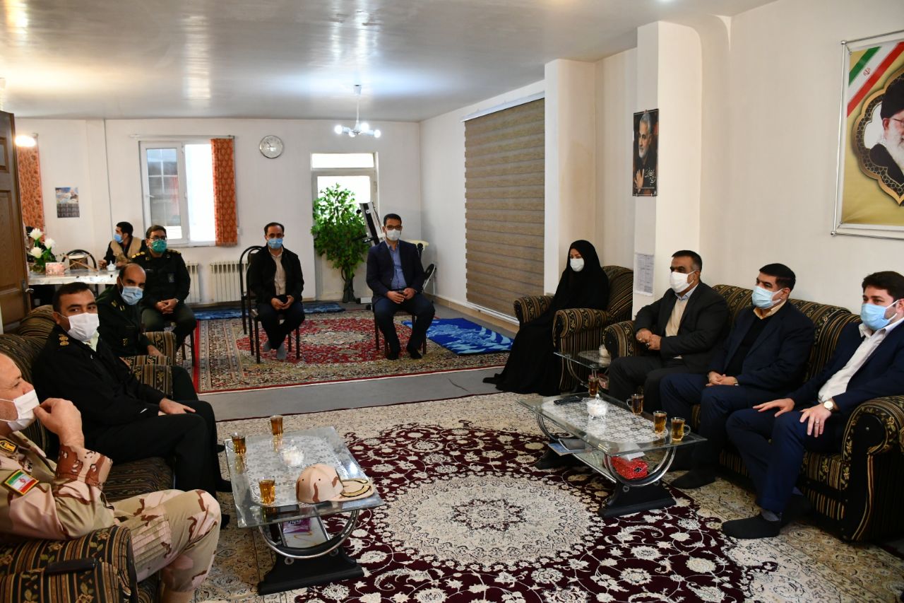 دیدار محمدی ایروانلو فرماندار شهرستان ماکو بهمراه اعضای شورای تامین با فرمانده سپاه شهرستان به مناسبت گرامیداشت روز پاسدار