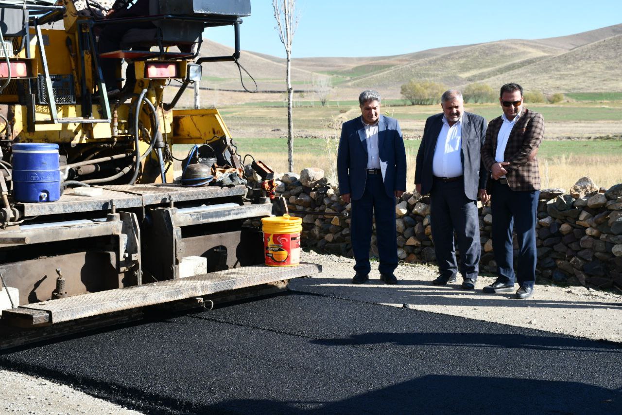بازدید نادر کاظمی فرماندار شهرستان ماکو از روند آسفالت ریزی راه روستایی محور قره تپه - قوریشکاک