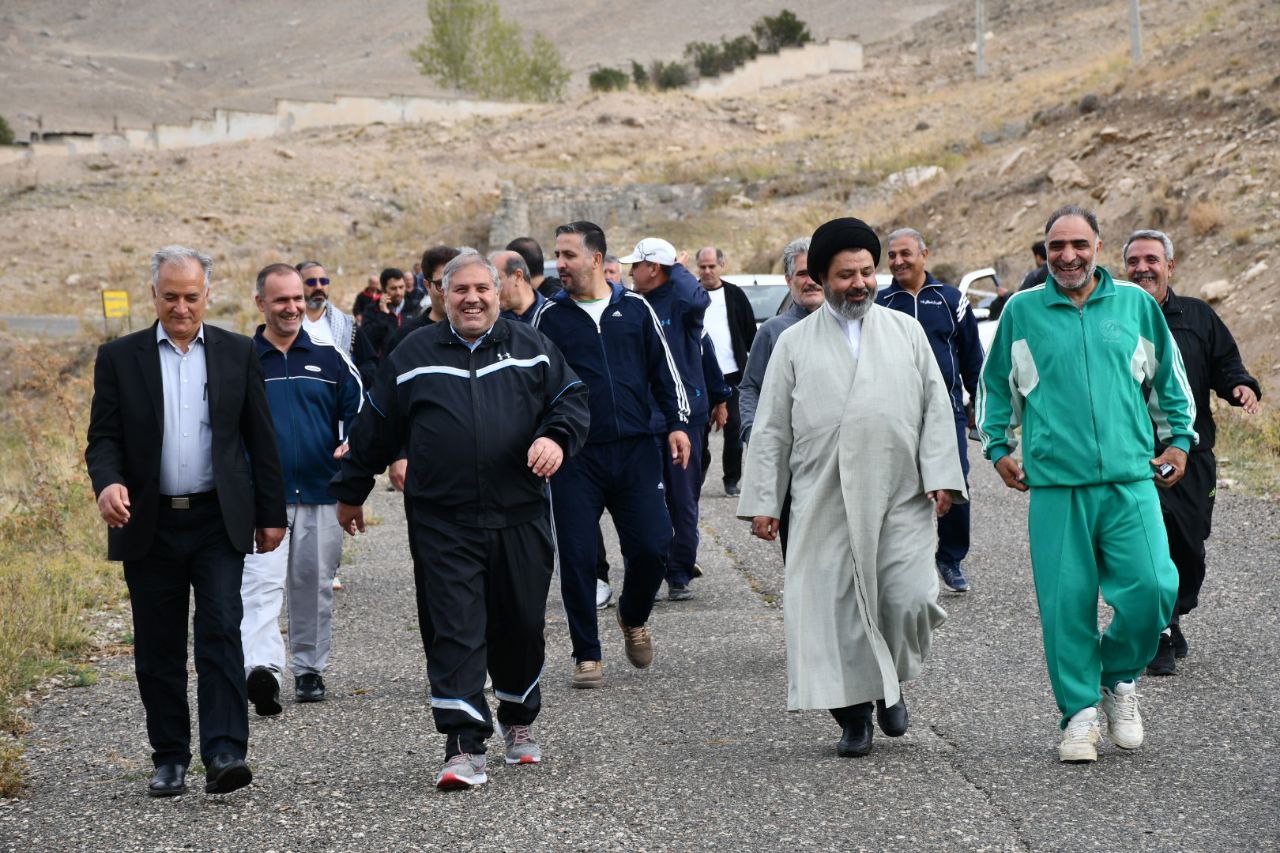 حضور نادر کاظمی فرماندار شهرستان ماکو به همراه امام جمعه در ورزش صبحگاهی کارکنان انتظامی شهرستان ماکو به مناسبت گرامیداشت هفته فراجا