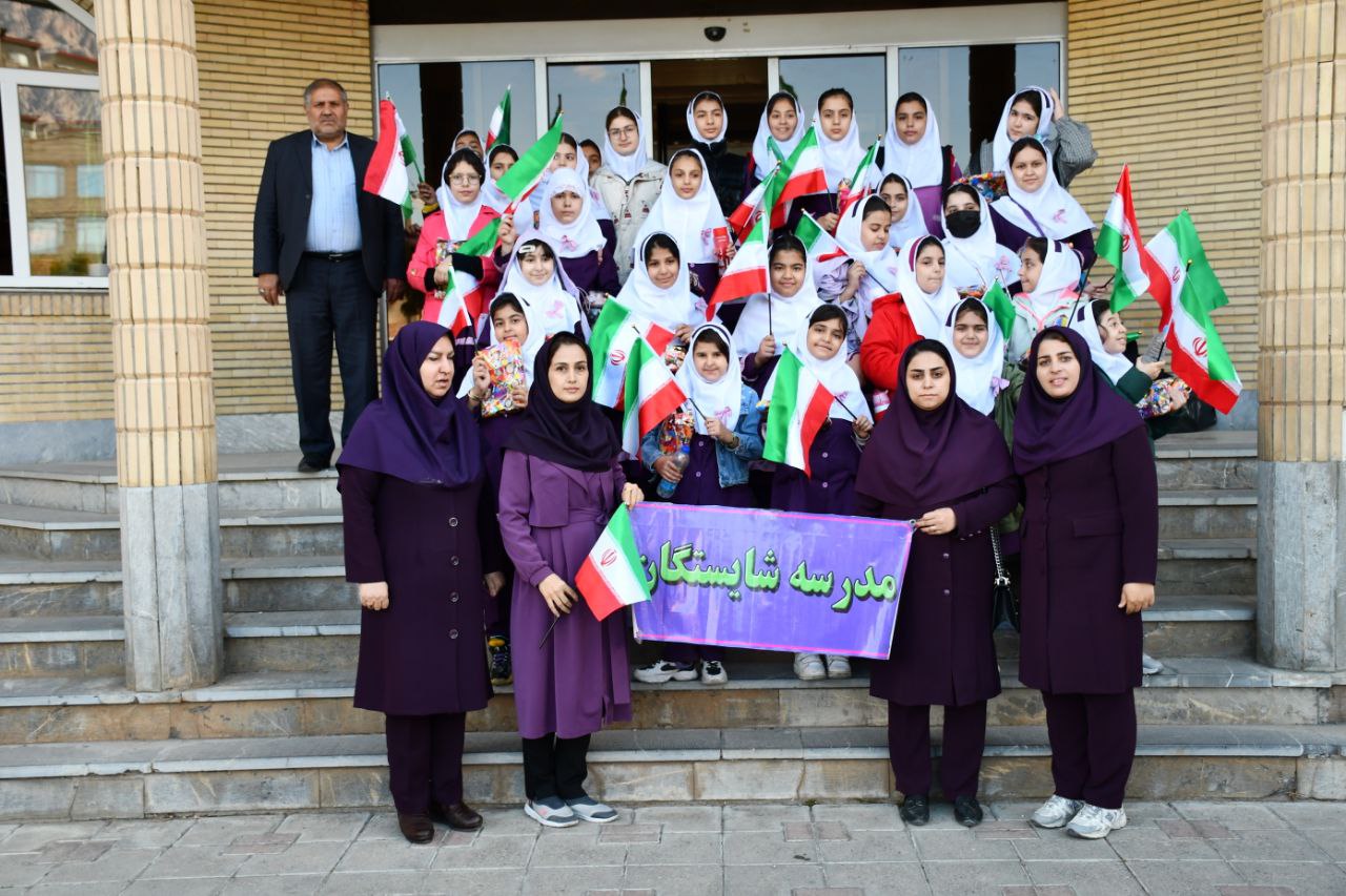 دیدار دانش آموزان مدرسه شایستگان ماکو با نادر کاظمی فرماندار ماکو به مناسبت 13 آبان روز دانش آموز