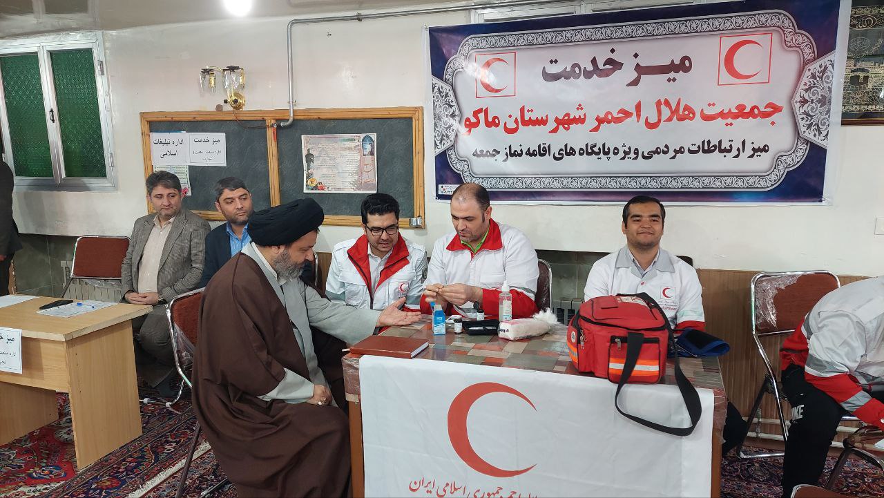 برگزاری میز خدمت در نماز جمعه شهرستان ماکو با حضور ادارات تبلیغات اسلامی - هلال احمر و صنعت ، معدن و تجارت شهرستان ماکو