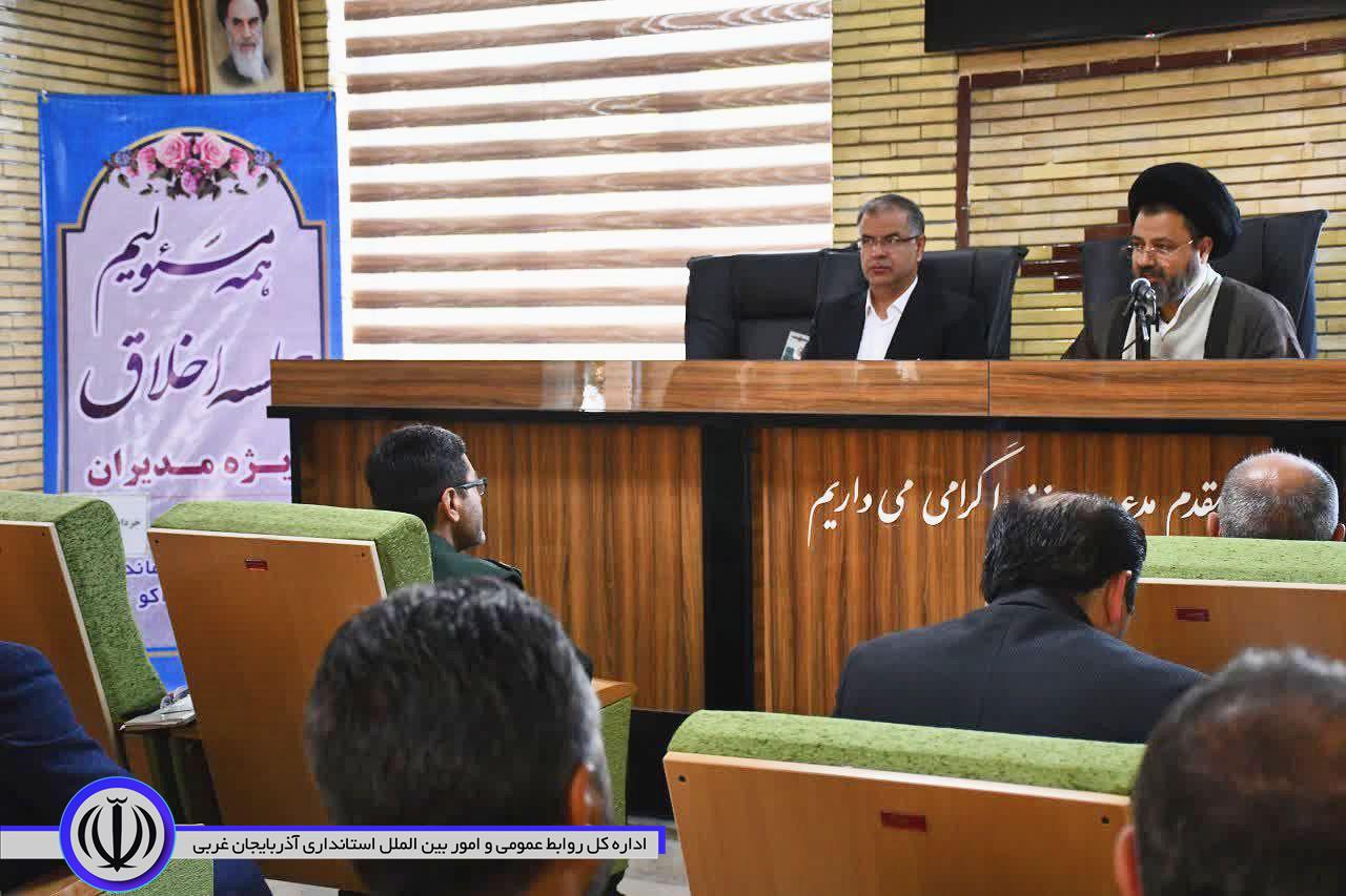 مسئولین باید در پاسخگویی به مراجعین صبر و حوصله پیشه کنند و با گشاده رویی با آنها برخورد نمایند