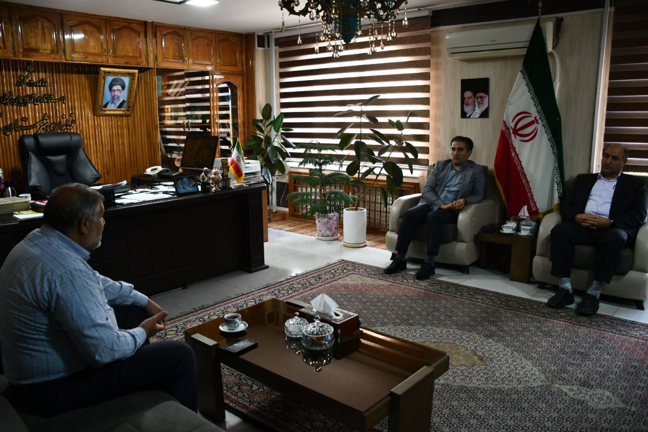 دیدار علیزاده معاون مدیرکل امور مالیاتی استان آذربایجان غربی با نادر کاظمی فرماندار شهرستان ماکو