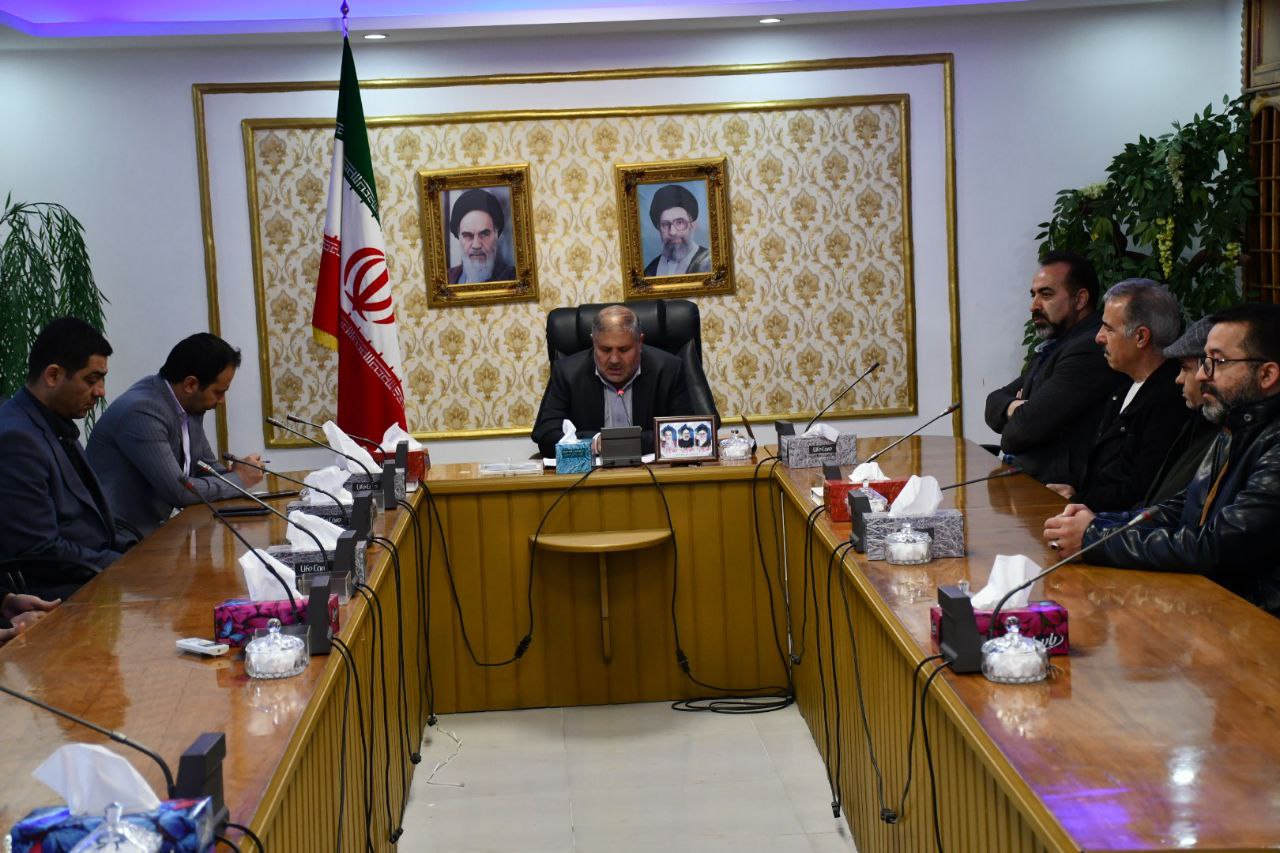 جلسه فرماندار شهرستان ماکو برای سازش بین مستأجرین و مالک پاساژ مرحوم وهاب زاده در راستای تعریض خیابان امام