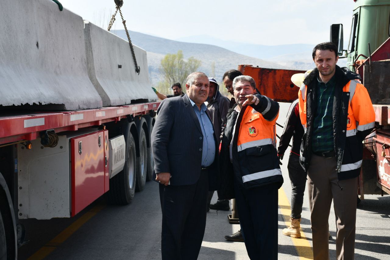 بازدید نادر کاظمی فرماندار شهرستان ماکو از ادامه عملیات نصب نیوجرسی بتنی برای ایمن سازی محور ماکو به خوی