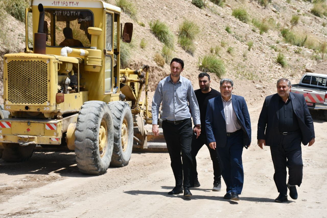 بازدید نادر کاظمی فرماندار شهرستان ماکو به همراه رئیس اداره راهداری و حمل و نقل جاده ای از عملیات زیرسازی راه روستای دیبک جهت آماده سازی برای آسفالت ریزی