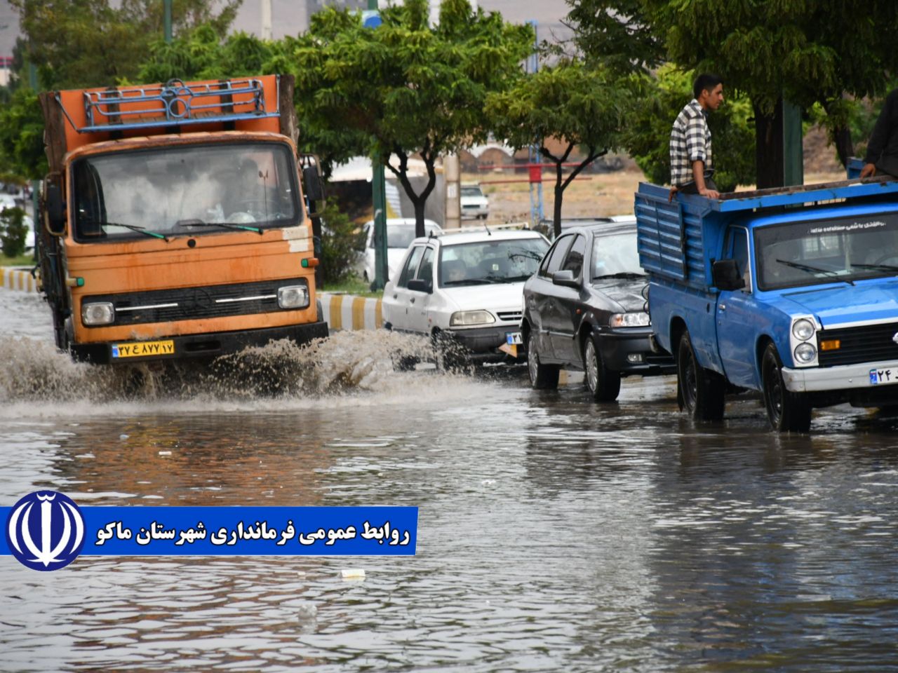 📸  بارش شدید باران دقایقی قبل موجب جاری شدن سیل و  کندی تردد و اخلال در رفت و آمد خودروها در سطح شهر ماکو شد .