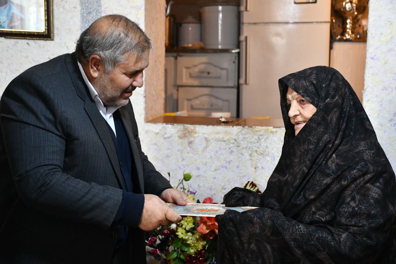 دیدار نادر کاظمی فرماندار شهرستان ماکو با مادر شهید خسرو محمودزاده در شهر بازرگان