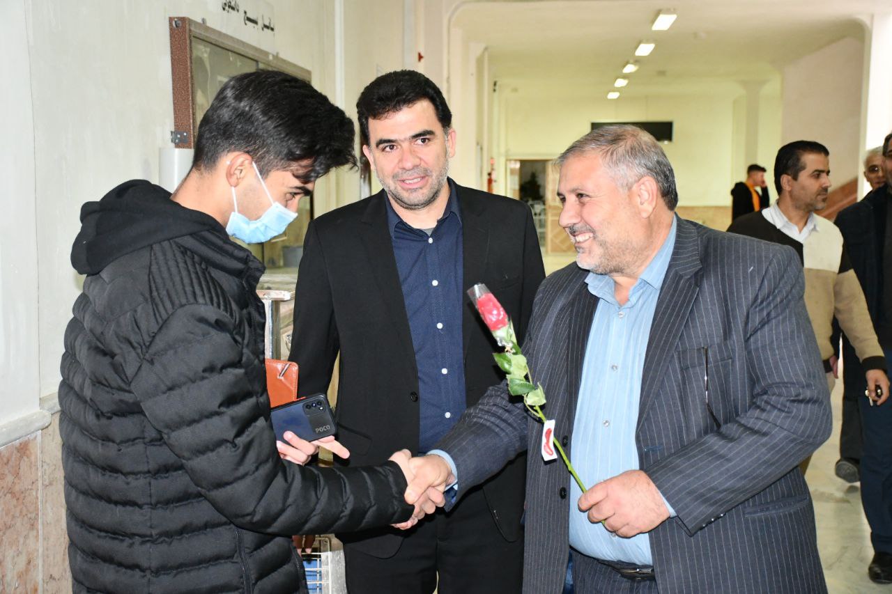 اهدای شاخه گل توسط نادر کاظمی فرماندار شهرستان ماکو به دانشجویان دانشگاه آزاد اسلامی واحد بین الملل ماکو جهت تبریک 16 آذر روز دانشجو