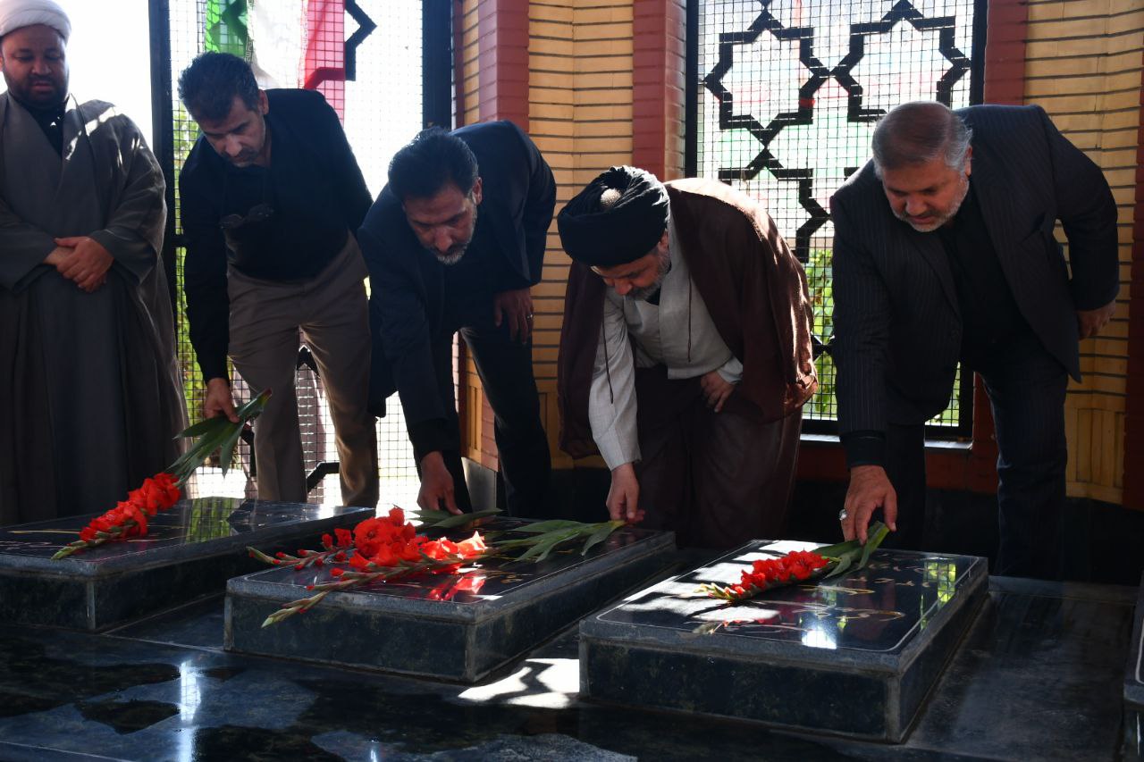 غبارروبی مزار شهدای رند و امام جمعه فقید شهرستان ماکو با حضور نادر کاظمی فرماندار شهرستان ماکو و حجت الاسلام والمسلمین سید محمد هاشمی امام جمعه ، بخشدار مرکزی و جمعی از مسئولین