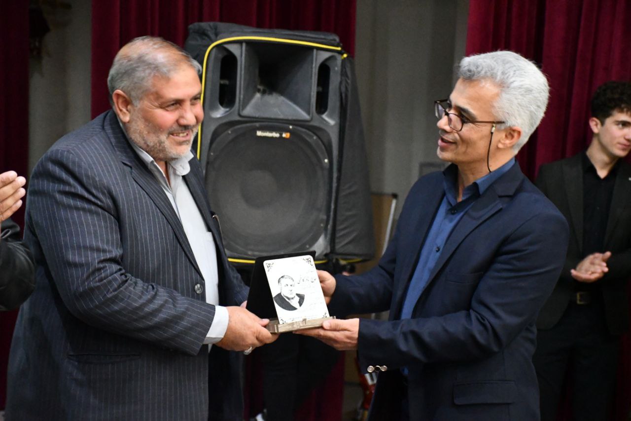 تقدیر مدیر مدرسه شهید مطهری ماکو از نادر کاظمی فرماندار شهرستان در راستای حمایت از دانش آموزان در مراسم تجلیل از خیرین آموزشی