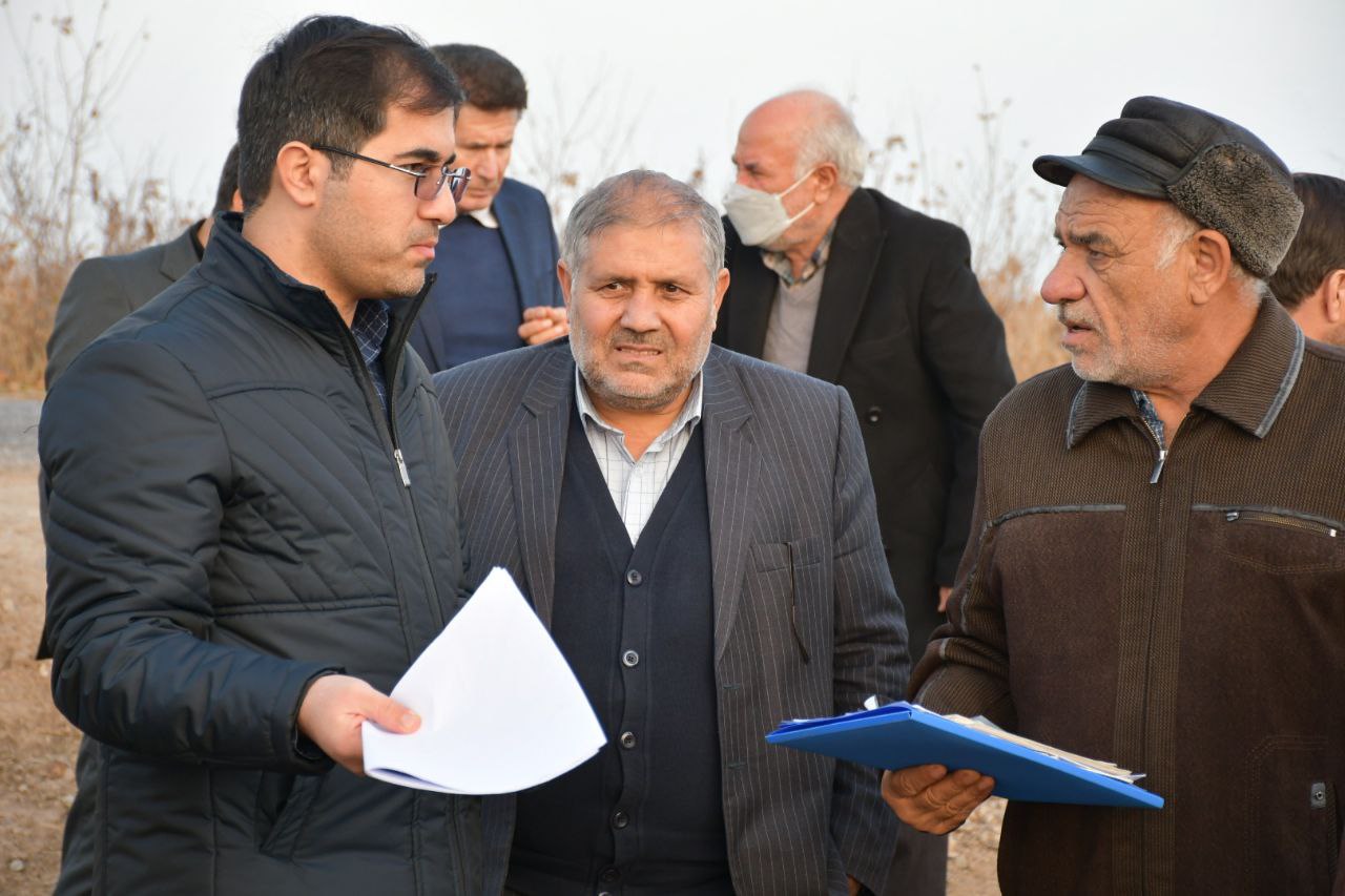 بازدید نادر کاظمی فرماندار شهرستان ماکو به همراه امام جمعه ، دادستان دادسرای عمومی و انقلاب و جمعی از مسئولین ادارات خدمات رسان از زمین های کشاورزی روستای قره تپه جهت بررسی مسائل و مشکلات