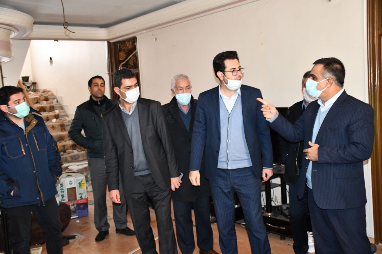 بازدید محمدی ایروانلو فرماندار شهرستان ماکو بهمراه امام جمعه ماکو و سایر مسئولین ذیربط شهرستان از محل حادثه انفجار گاز ( منزل جانباز گرانقدر آقای ناصر رجبی ) و پیگیری در راستای حل مشکلات پیش آمده