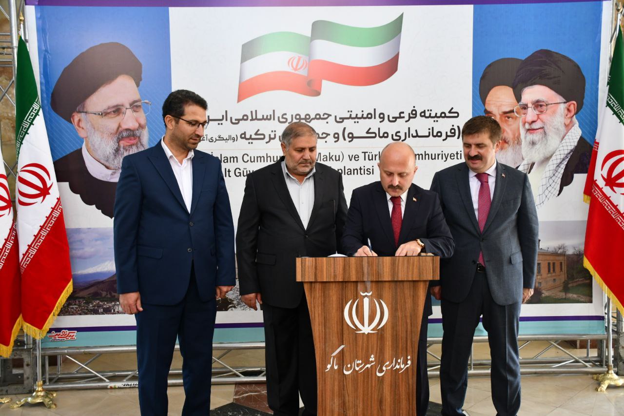 امضای لوح یادبود فرمانداری شهرستان ماکو توسط والی آغری ترکیه