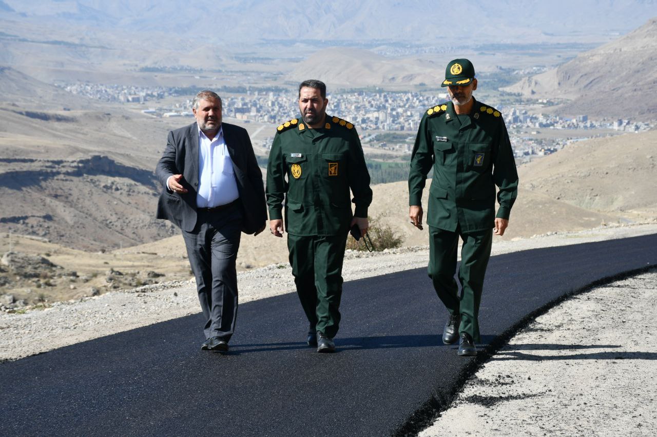 بازدید نادر کاظمی فرماندار شهرستان ماکو از عملیات آسفالت ریزی راه روستای تکمه از توابع بخش مرکزی شهرستان ماکو