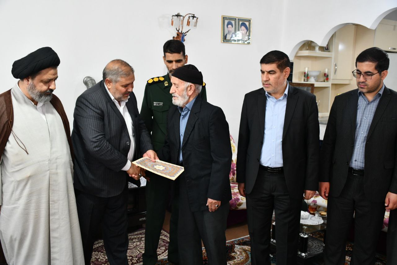 دیدار با خانواده شهید رحیمعلی آقازاده تکمه
