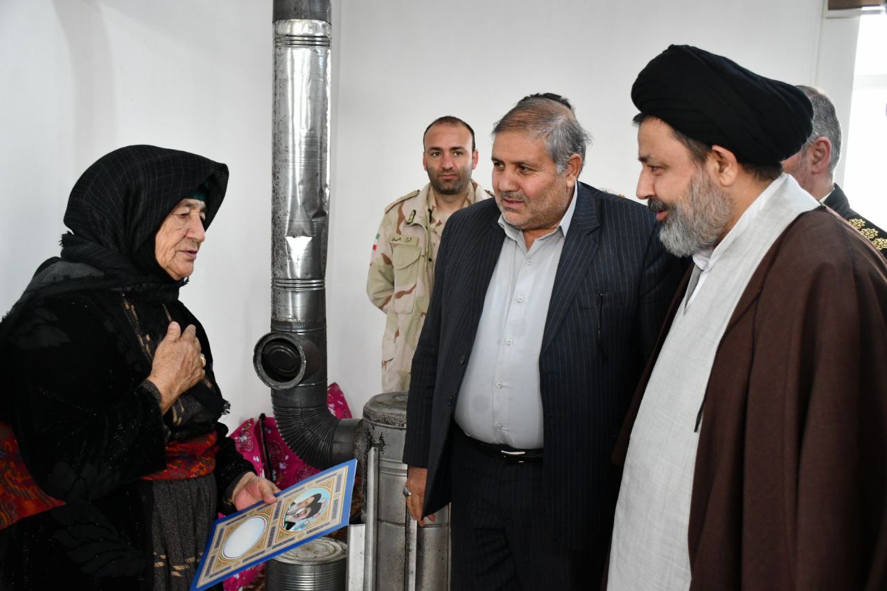 دیدار نادر کاظمی فرماندار شهرستان ماکو به همراه امام جمعه ماکو و جمعی از مسئولین شهرستانی با مادر شهید محمد ولیلوی قزلباش