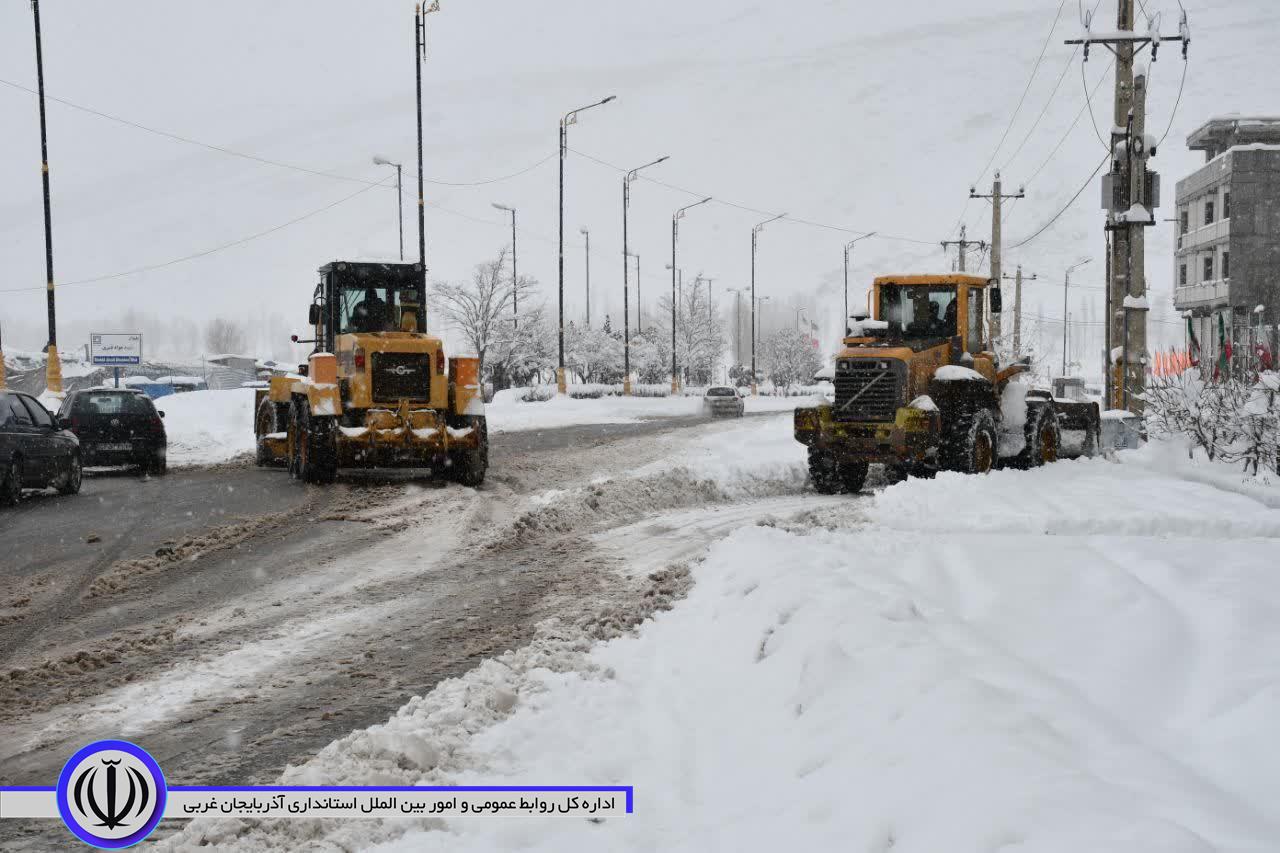 تلاش پرسنل شهرداری ماکو جهت بازگشایی معابر شهر و ماکو