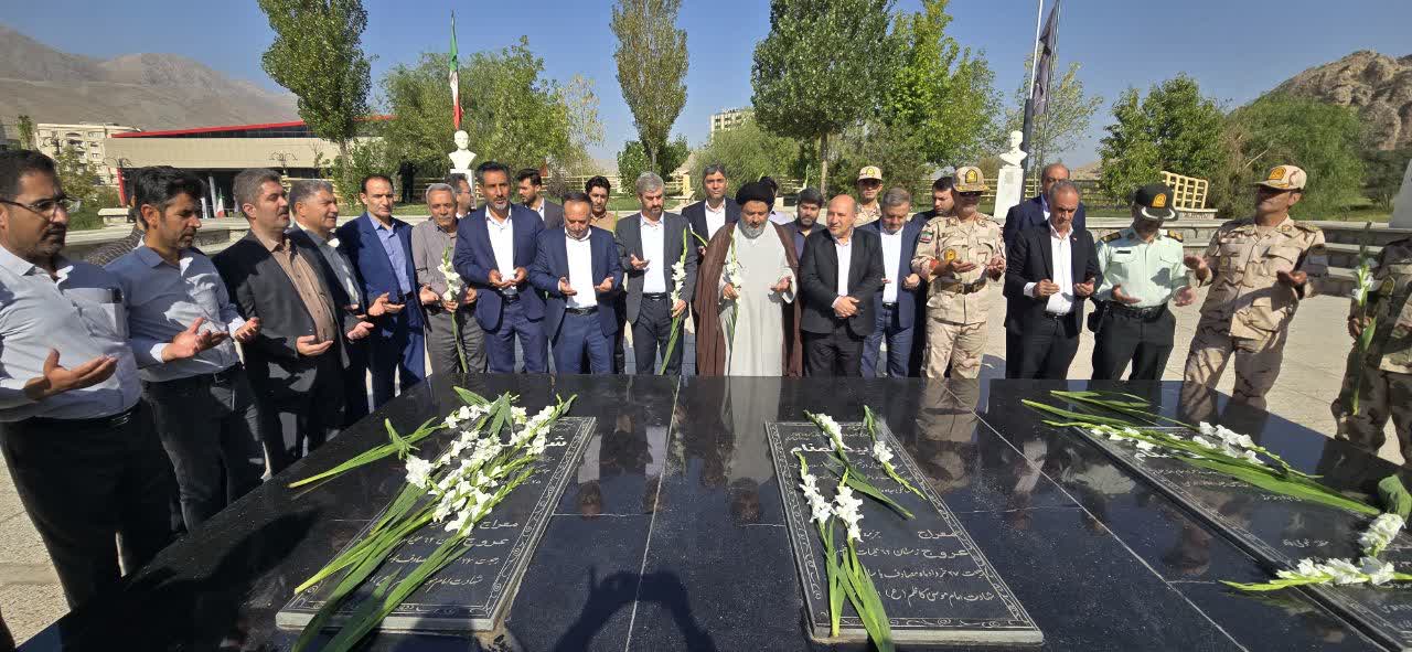 مزار شهدای گمنام ماکو همزمان با هفته دولت غبار روبی و عطرافشانی شد.