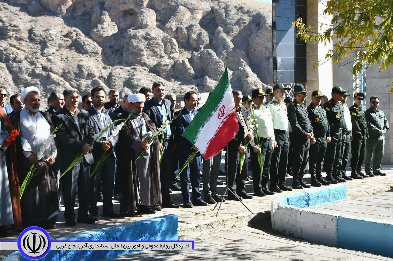 غبارروبی مزار شهدا در ماکو همزمان با هفته دفاع مقدس