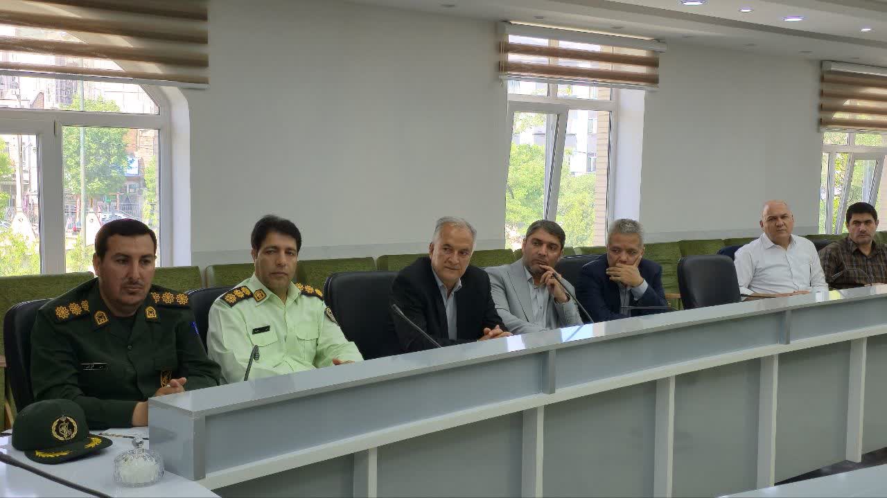 جلسه پدافند غیرعامل شهرستان ماکو، که به ریاست تاجفر فرماندار شهرستان ماکو و با حضور  بهمن اسمعیل زاده مدیر مخابرات منطقه آذربایجان غربی، حسین مددی رئیس بهداشت، ایمنی، محیط زیست و پدافند غیرعامل شرکت گ