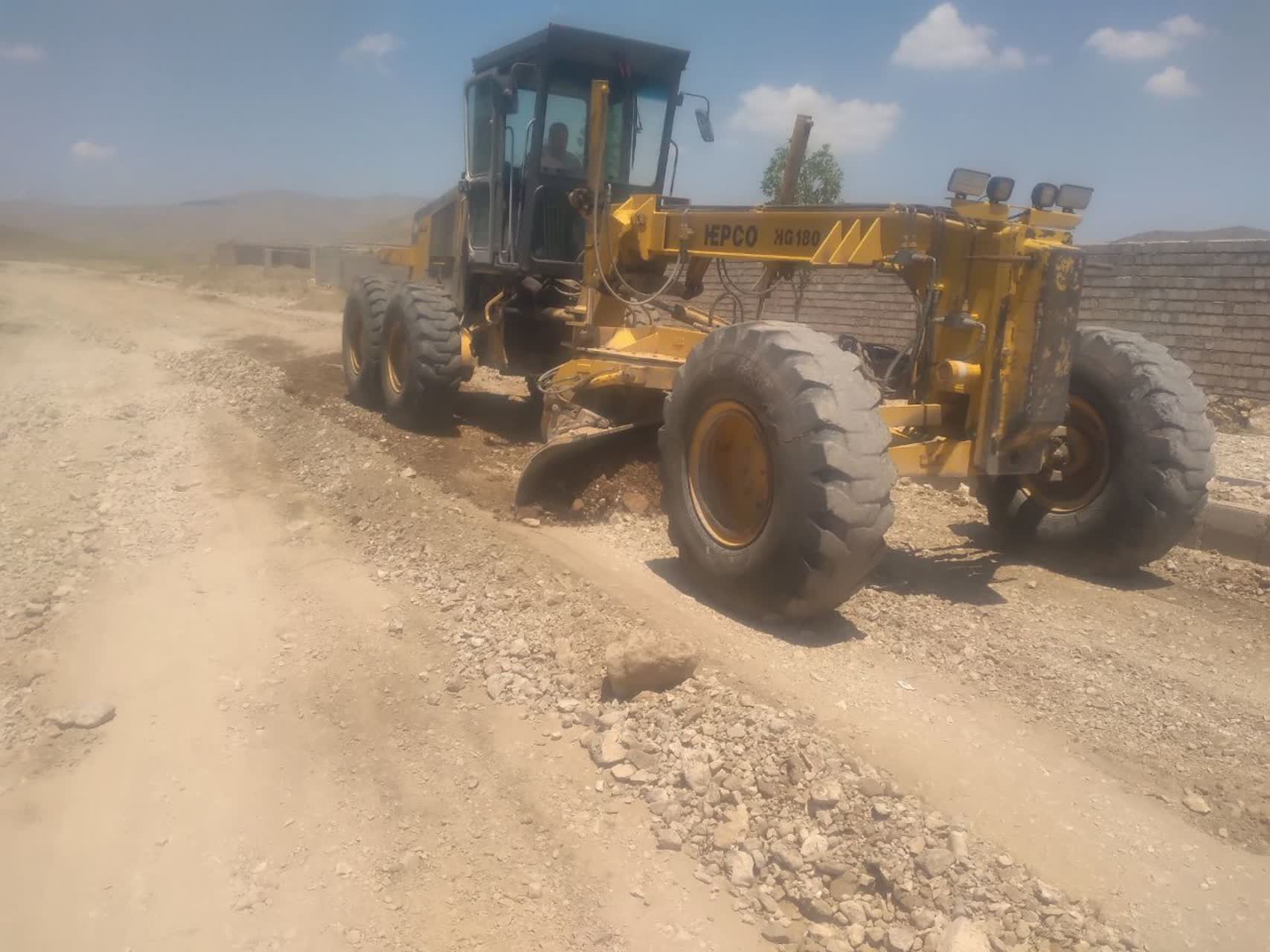 پاکسازی ورسوب برداری محور قوریشکاک وداخل روستا توسط اکیپ راهداری وحمل ونقل جاده ای ماکو