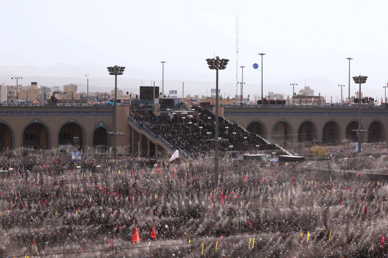 جلوه‌هایی از صحن اصلی مصلی امام خمینی(ره) تهران هنگام اقامه نماز بر پیکر‌های شهدای خانواده رهبر شهید انقلاب اسلامی
