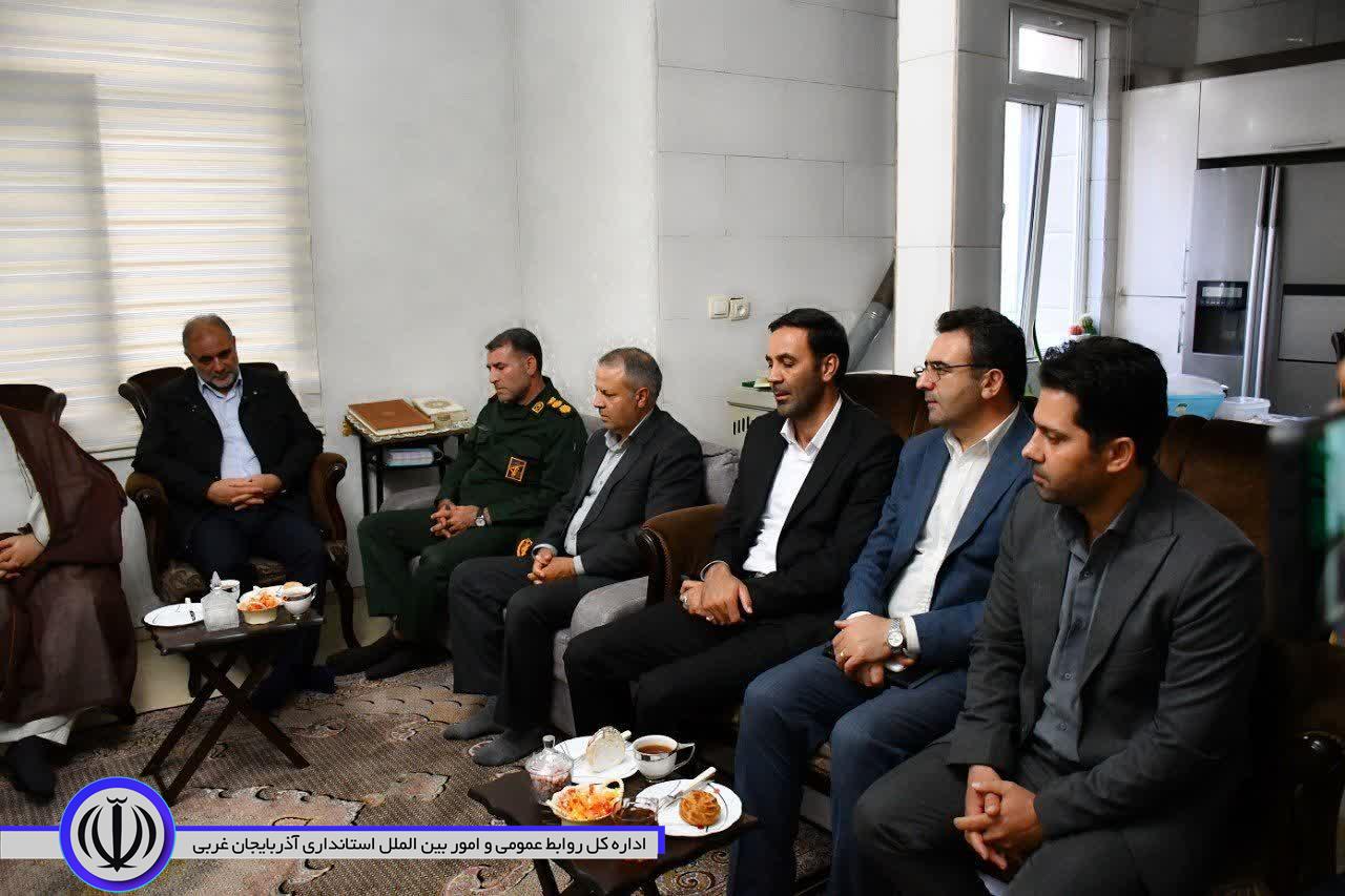 تجلیل از مقام صبر و استقامت مادر شهید اباذر عبدالهنژاد در شهرستان ماکو