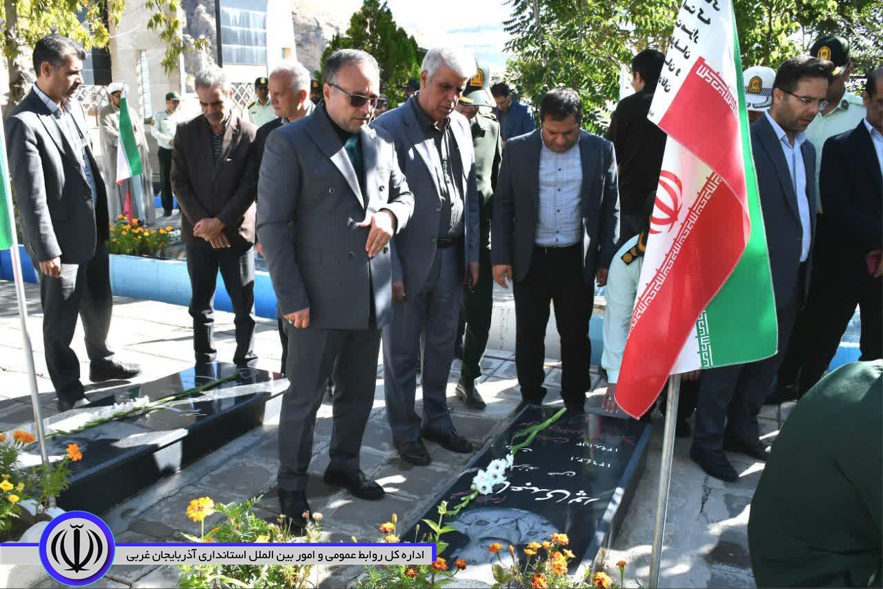 غبارروبی مزار شهدا در ماکو همزمان با هفته دفاع مقدس