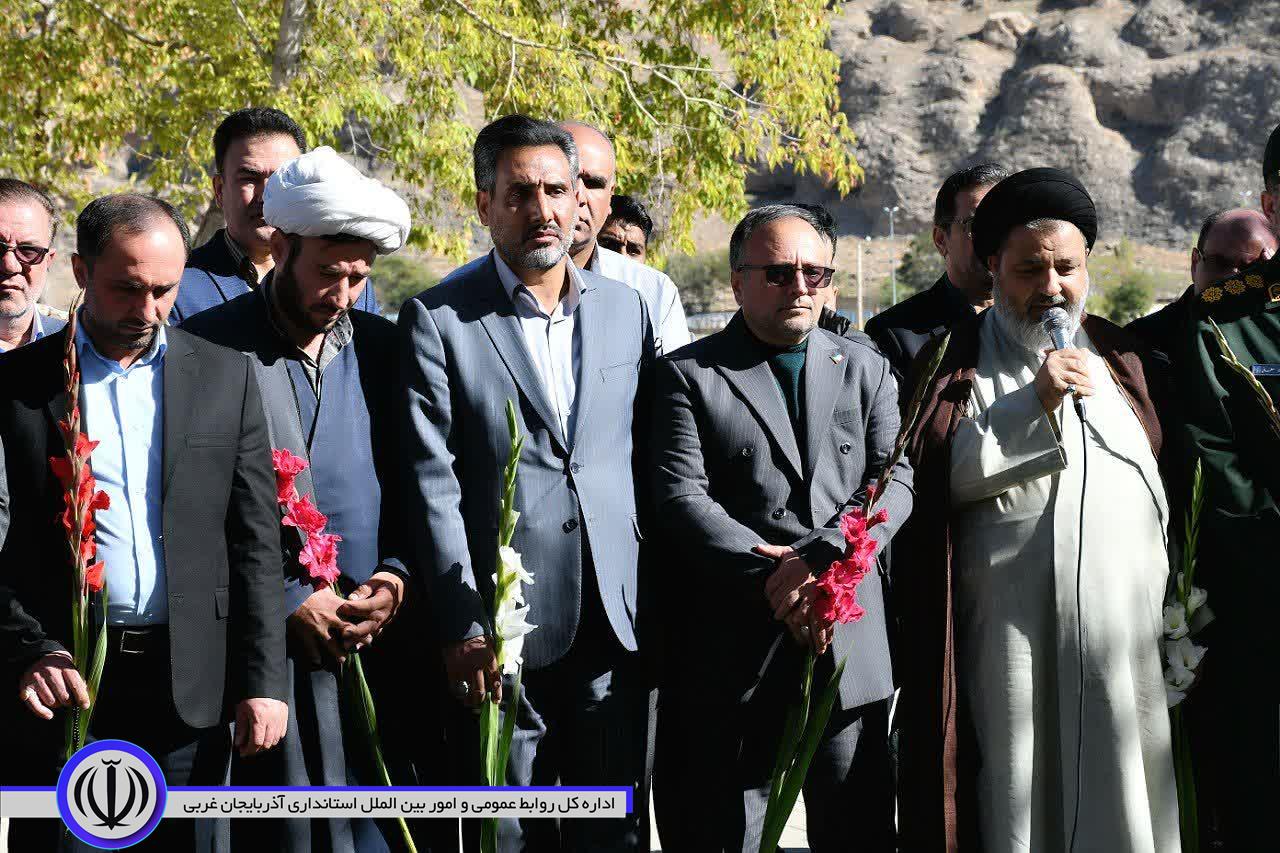 غبارروبی مزار شهدا در ماکو همزمان با هفته دفاع مقدس