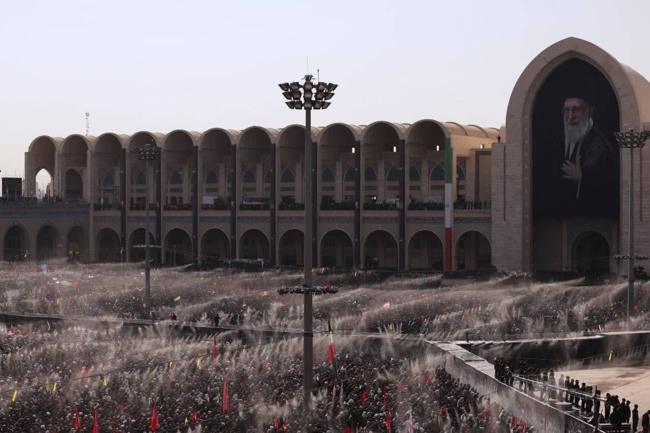 جلوه‌هایی از صحن اصلی مصلی امام خمینی(ره) تهران هنگام اقامه نماز بر پیکر‌های شهدای خانواده رهبر شهید انقلاب اسلامی