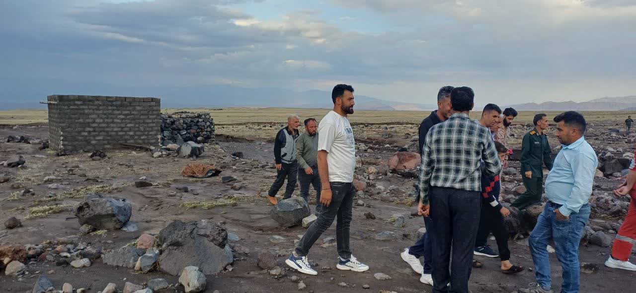 توزیع چادر، اقلام زیستی و تجهیزات اسکان موقت توسط نیروهای هلال‌احمر در میان خانوارهای خسارت‌دیده از سیل منطقه بورالان