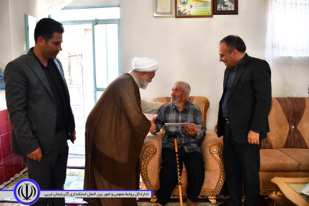 دیدار سرپرست فرمانداری ماکو با دو خانواده محترم شهید