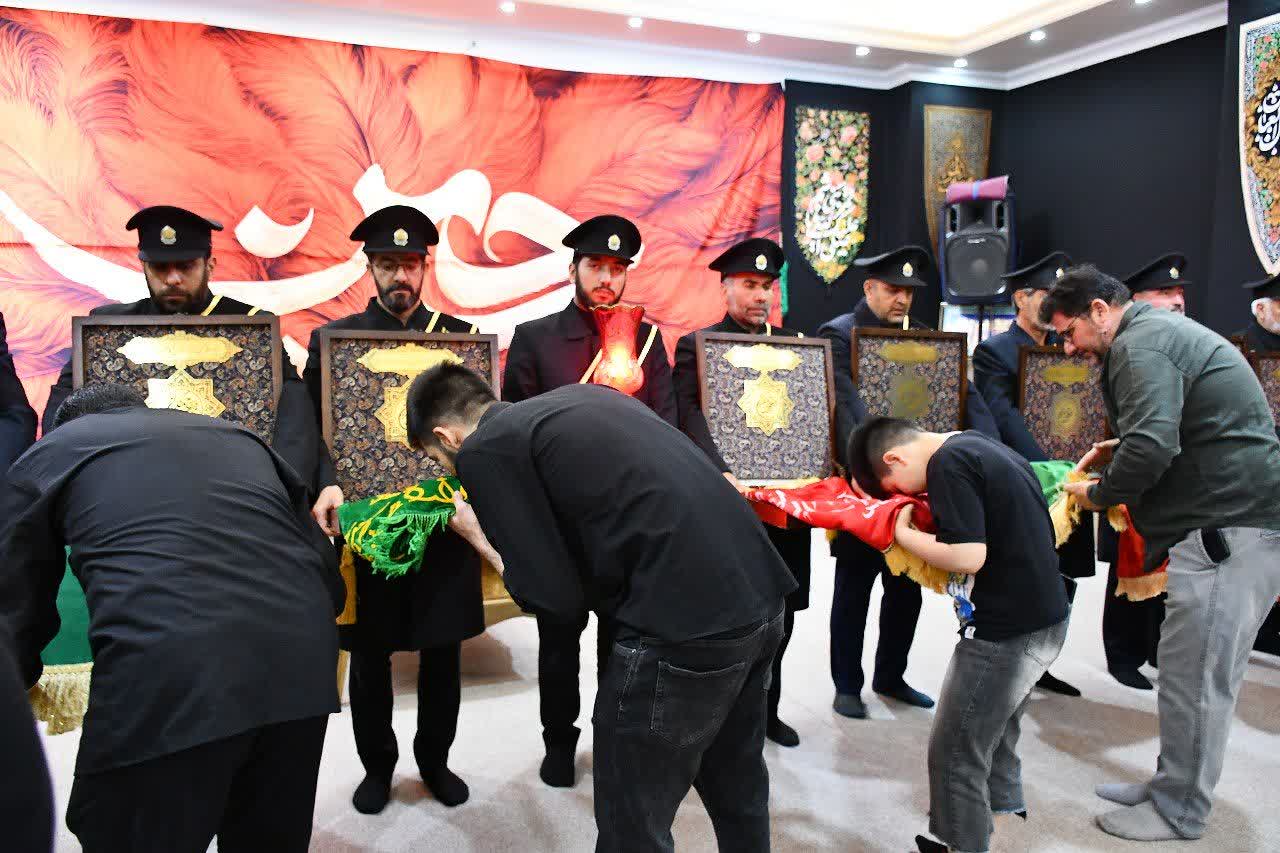 در آستانه پیشواز از ماه محرم؛ حضور خادمان مسجد مقدس جمکران و حاملان پرچمهای متبرک اعتاب مقدسه در ماکو