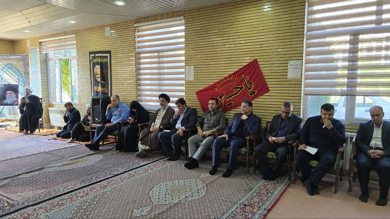 قرائت زیارت عاشورا همزمان با نخستین روز ماه محرم در فرمانداری ماکو