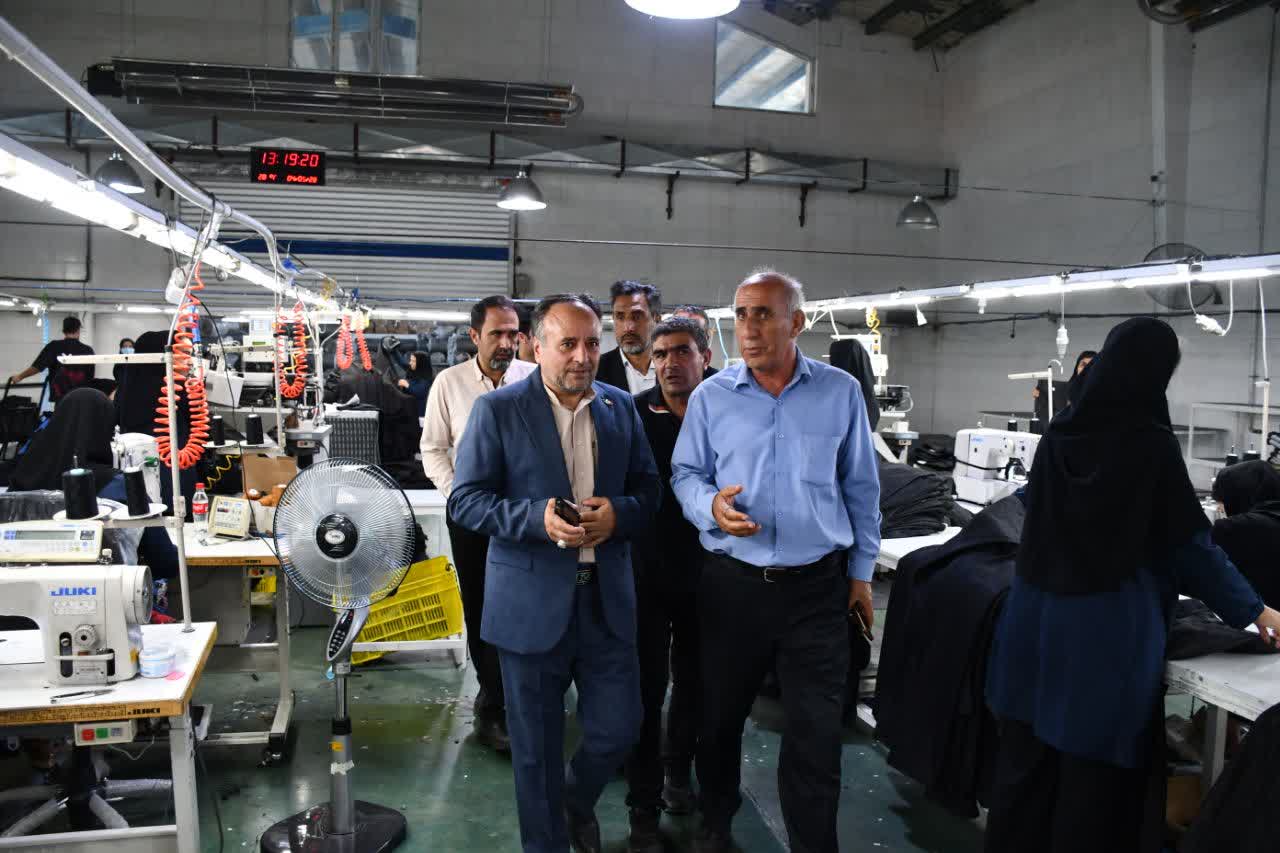 بازدید سرپرست فرمانداری ماکو از کارخانه پوشاک برسام پس از وقوع حریق در بخش انباری