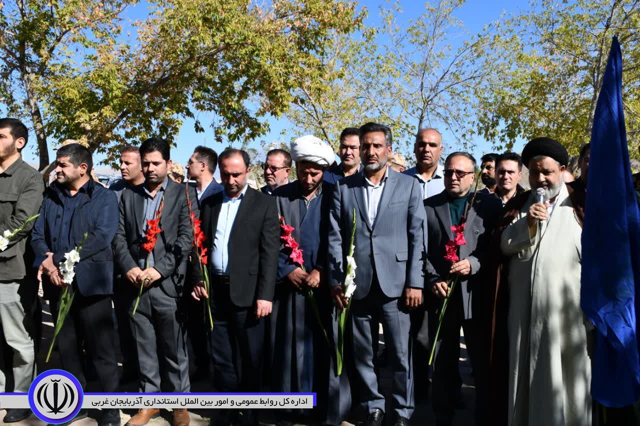 غبارروبی مزار شهدا در ماکو همزمان با هفته دفاع مقدس