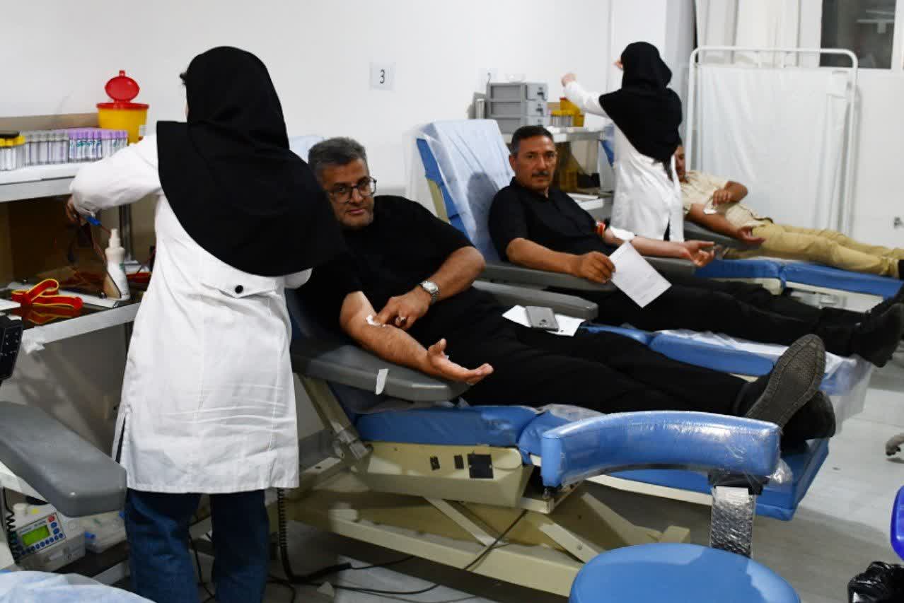شرکت سرپرست فرمانداری ماکو و هیئت همراه در پویش اهدای خون در روز تاسوعا