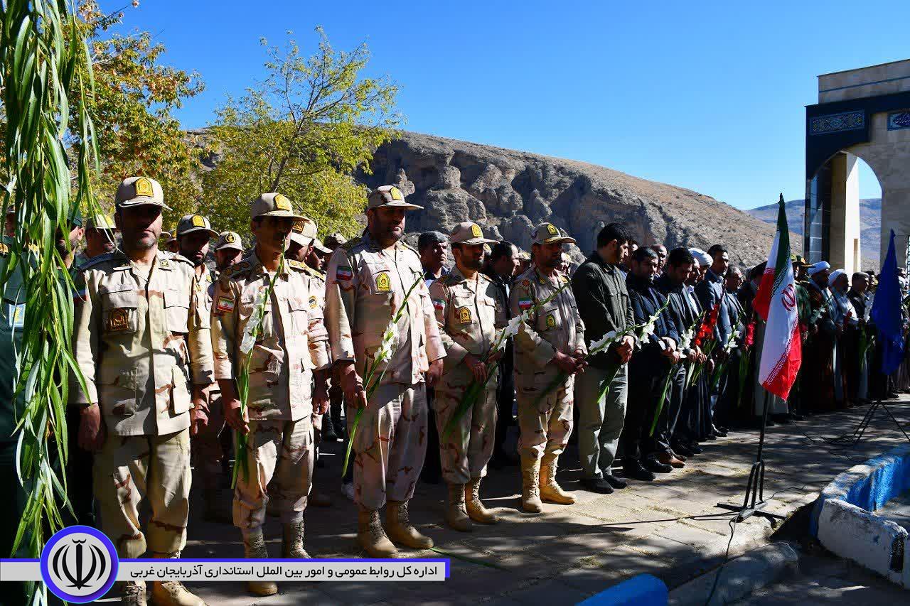 غبارروبی مزار شهدا در ماکو همزمان با هفته دفاع مقدس