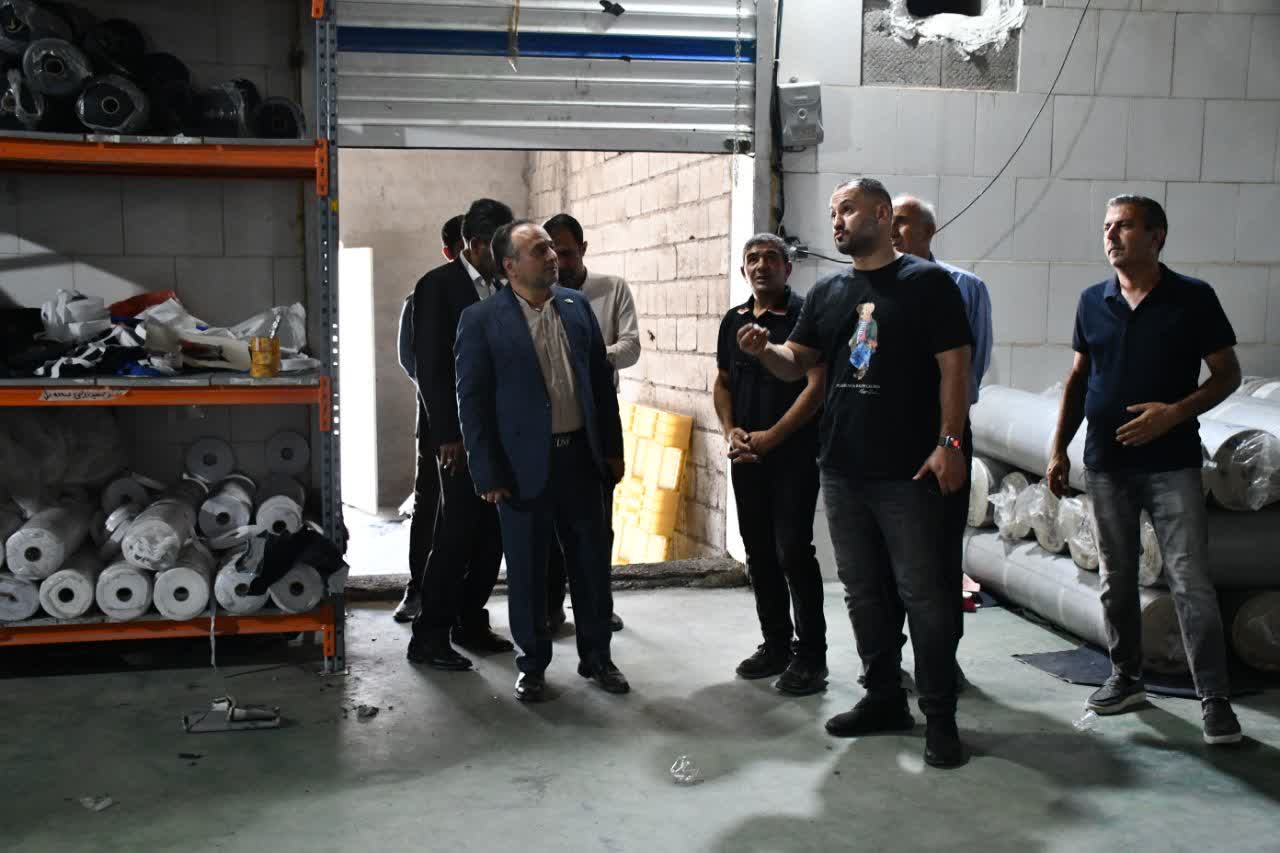 بازدید سرپرست فرمانداری ماکو از کارخانه پوشاک برسام پس از وقوع حریق در بخش انباری