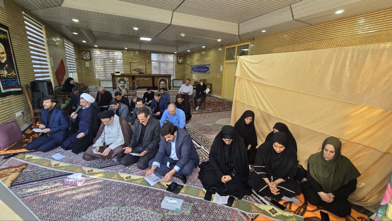 قرائت زیارت عاشورا همزمان با نخستین روز ماه محرم در فرمانداری ماکو