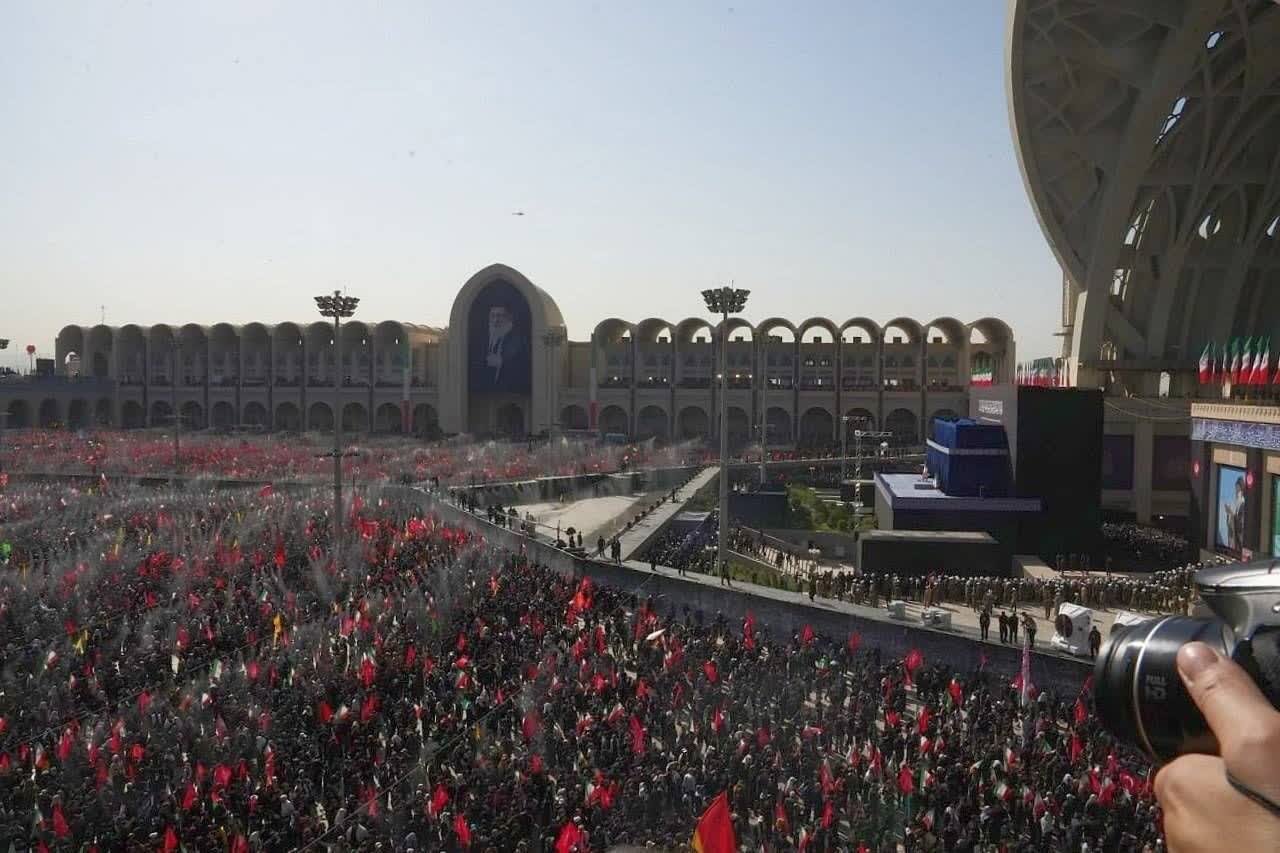 جلوه‌هایی از صحن اصلی مصلی امام خمینی(ره) تهران هنگام اقامه نماز بر پیکر‌های شهدای خانواده رهبر شهید انقلاب اسلامی