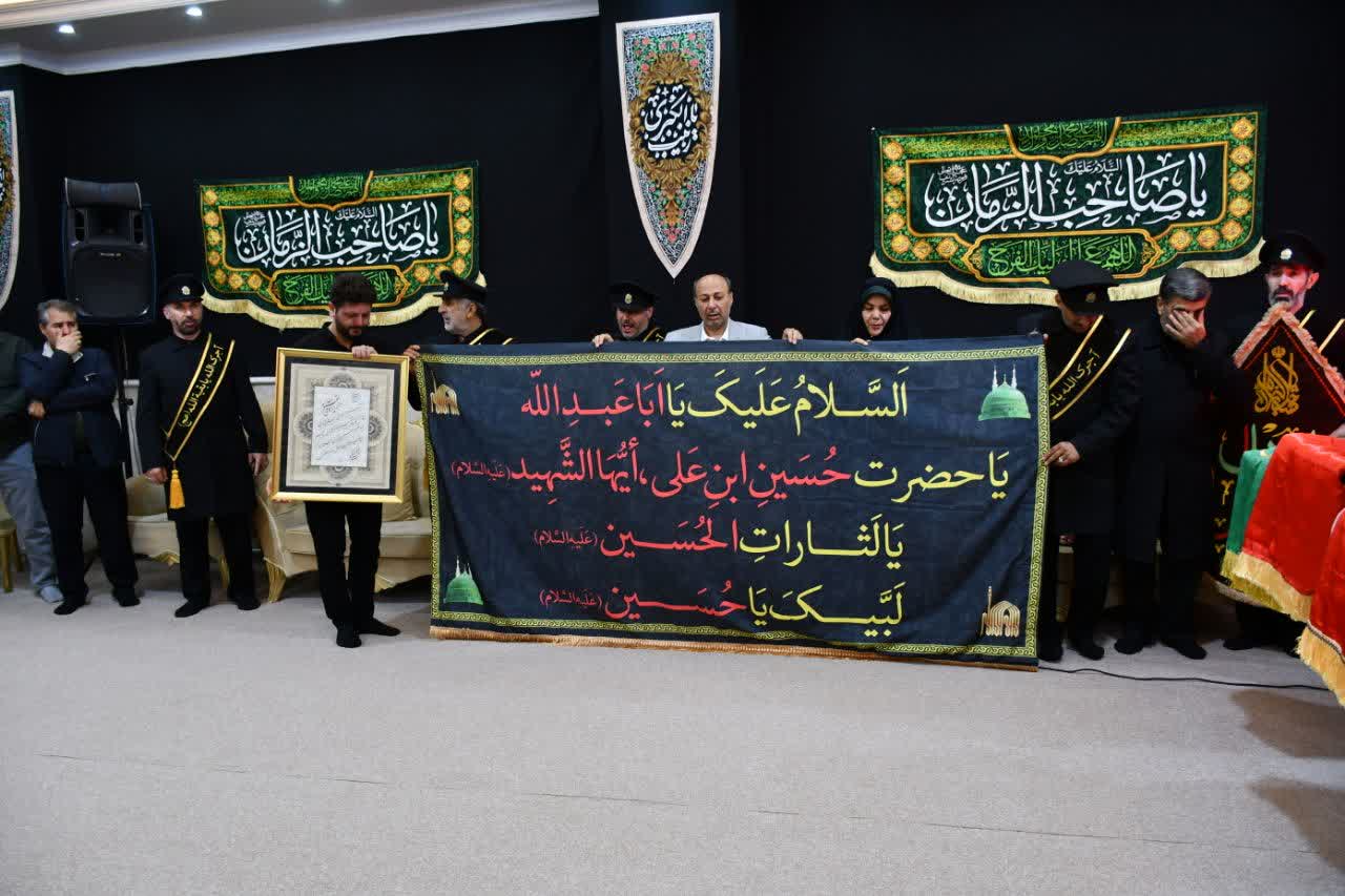 در آستانه پیشواز از ماه محرم؛ حضور خادمان مسجد مقدس جمکران و حاملان پرچمهای متبرک اعتاب مقدسه در ماکو