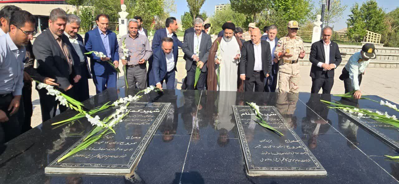 مزار شهدای گمنام ماکو همزمان با هفته دولت غبار روبی و عطرافشانی شد.